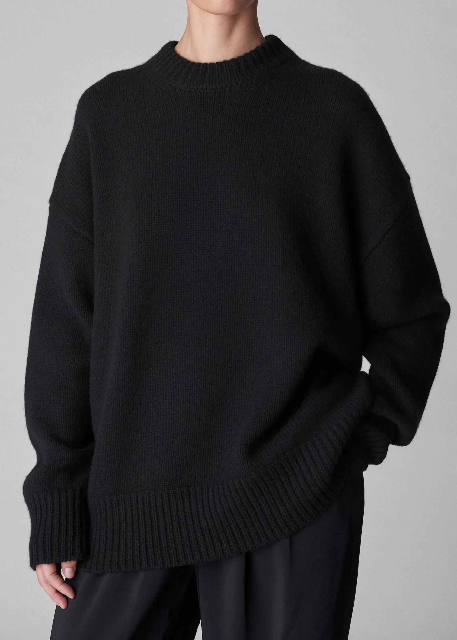 Boyfriend Crew Neck in Wool Cashmere - Black