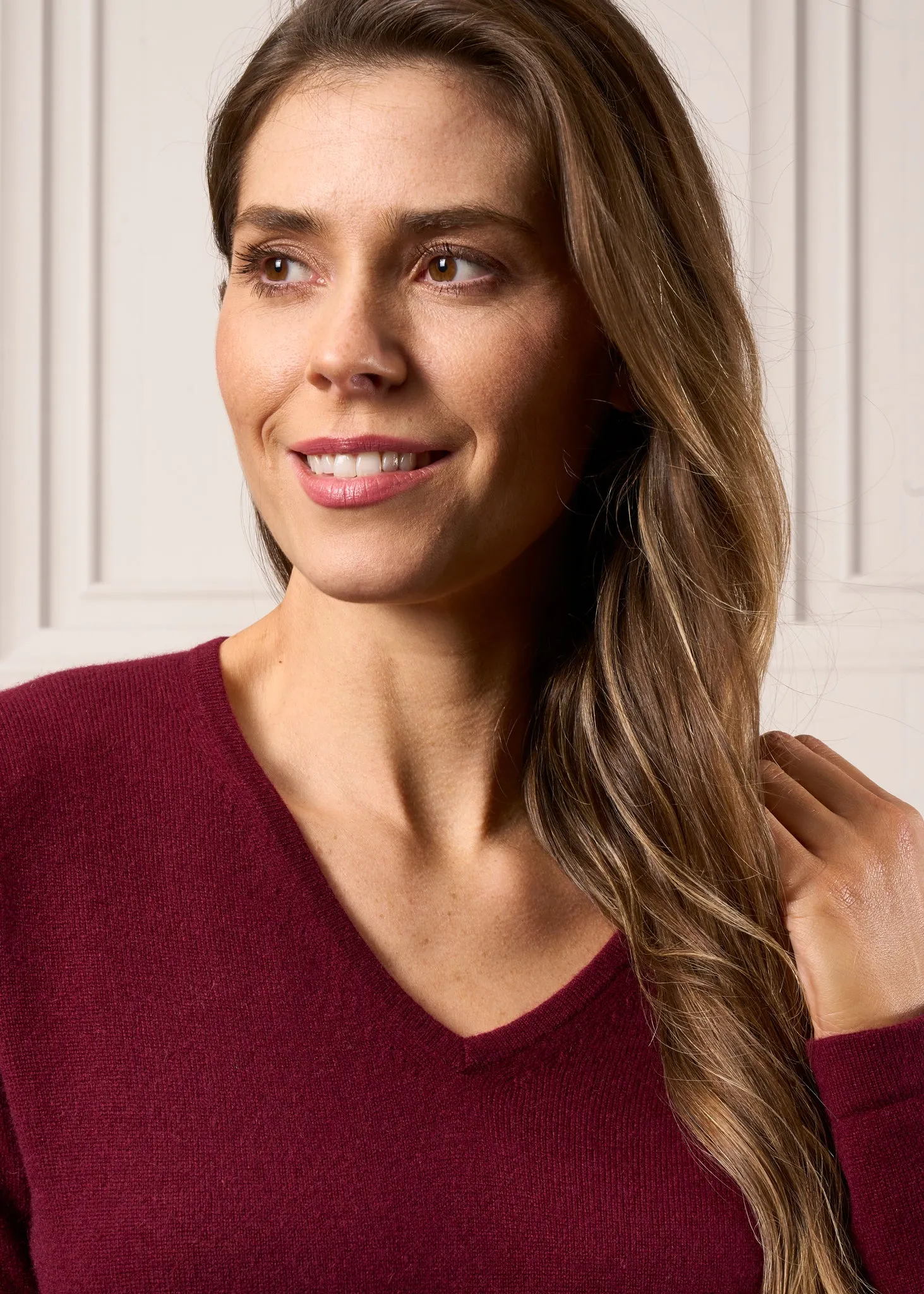 Rachel Ladies Cashmere Vee Neck Jumper In Bordeaux